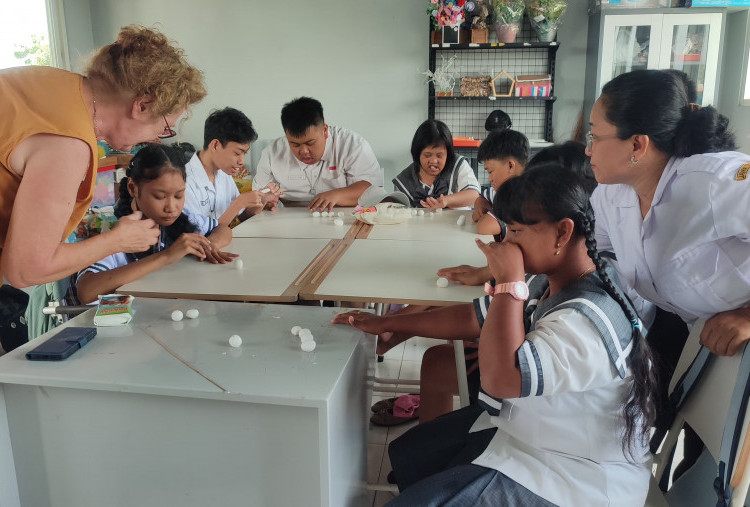 Hans Reede, ‘Sinterklas’ dari Lichtenvoorde untuk Anak-Anak SLB di Lumajang