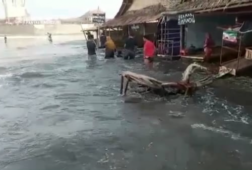 Gelombang Tinggi Terjang Pantai Bagedur Banten, Wisatawan Dilarang Berenang