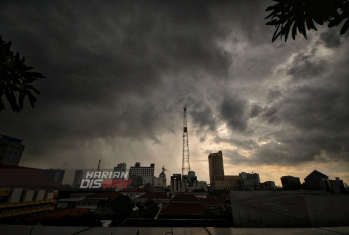 Terlihat awan gelap ditengah Kota Surabaya, Jawa Timur, Kamis (23/2/2023). Pemerintah Kota (Pemkot) Surabaya melalui Dinas Pendidikan (Dispendik), Yusuf Masruh langsung mengeluarkan Surat Edaran (SE) nomor 400.3/4551/436.7.1/2023 terkait imbaun cuaca ekstrem tanggal 21 Februari 2023, para pelajar diminta untuk tidak melakukan kegiatan sekolah di luar kota. (foto: Julian Romadhon)