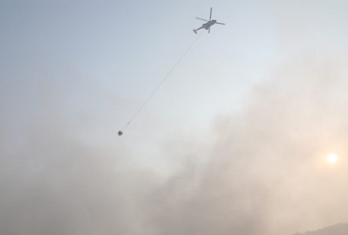 Kebakaran TPST Sarimukti Capai 80 Persen, Truk Pemadam Hanya Bisa Siram Pinggiran Gunung Sampah 