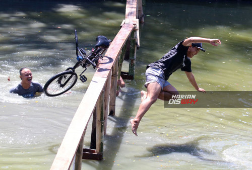 Banyak peserta yang semula memberikan semangat dari pinggir sungai dan menganggap mudah, ternyata juga gagal mencapai finis saat mencoba jalur titian tersebut. Setiap peserta diberi kesempatan dua kali untuk mencobanya. Hal ini karena peserta terpecah konsentrasi dengan aliran sungai yang mengalir di bawah jalur nya . Lomba tersebut dibagi dua kategori yaitu anak anak dan Dewasa . Foto Boy Slamet.