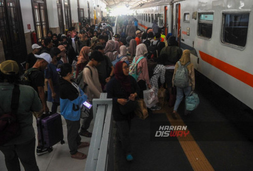 Puncak Arus Balik Mudik Lebaran: Pelayanan Commuter Line Wilayah 8 Surabaya Ramai