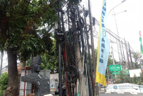 Kabel-Kabel di Jalan Raya Casablanca Jakarta Selatan Semrawut