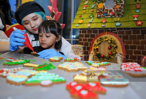 Sejumlah anak dari panti asuhan Kasih Agape menghias ginger bread house dengan menempelkan hasil karya berupa kue jahe saat menyambut momen spesial akhir tahun di Hotel Ciputra World Surabaya, Jawa Timur, Senin, 4 Desember 2023.

Kegiatan menghias ginger bread house yang dilakukan oleh anak-anak panti asuhan tersebut untuk menyambut perayaan Hari Natal yang mengusung tema Tropical Christmas. (Julian Romadhon/Harian Disway)
