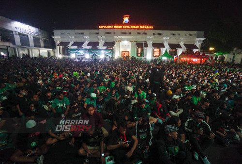 Ribuan Suporter Persebaya (Bonek dan Bonita) memadati lapangan urama Polrestabes Surabaya, serta jalan Jembatan Merah, Surabaya, Jawa Timur, Jumat 17 Juni 2022 malam. Ribuan Bonek dan Bonita tersebut menyuarakan dukungannya untuk Persebaya yang sedang berlaga melawan Persib Bandung di Piala Presiden 2022.
