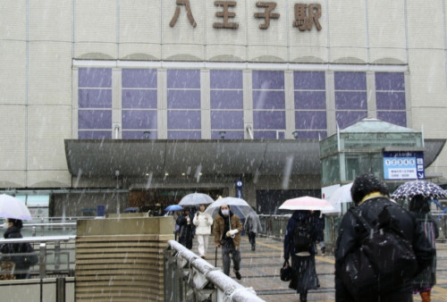 Tokyo Dihantam Badai Salju, 40 Orang Dilarikan ke RS, 100 Penerbangan Batal