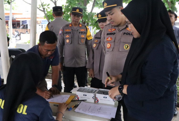 Pastikan Nataru Aman dan Kondusif, Polres Kepulauan Seribu Tes Urine Nahkoda dan ABK