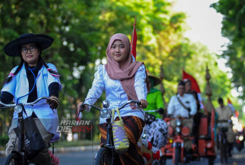 Anggota Komunitas Sepeda Kuno Patriot Sejati (Senopati) bersepeda mengelilingi Kota Surabaya, Jawa Timur, Kamis, 17 Agustus 2023. Komunitas Senopati berkeliling menyusuri jalan-jalan di Surabaya dengan membawa bendera merah putih tersebut dalam rangka memperingati Hari Ulang Tahun (HUT) ke-78 Republik Indonesia. (Julian Romadhon/Harian Disway)