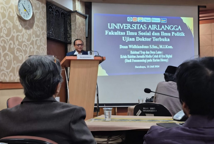 Angkat Krisis Habitus Jurnalis di Era Digital, Pemred Harian Disway Doan Widhiandono Jadi Doktor ke-400 Unair