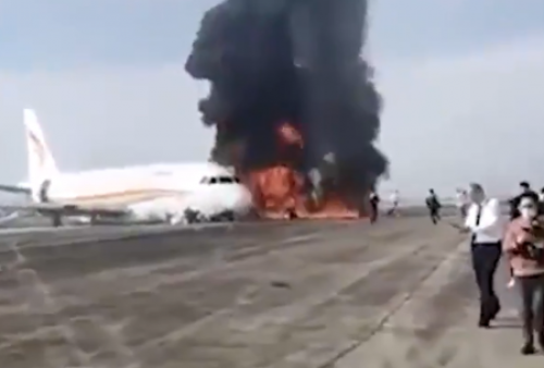 Tabrak Aspal, Pesawat China Terbakar Saat Lepas Landas