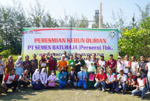 PT Semen Baturaja Resmikan Kebun Durian dan Pembagian Bibit    