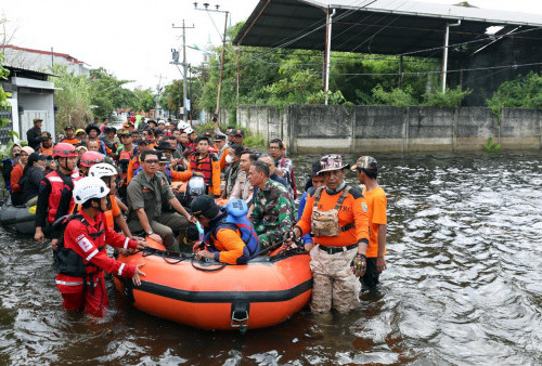 Semarang Masih Tergenang, Kepala BNPB Blusukan Pakai Perahu Karet 