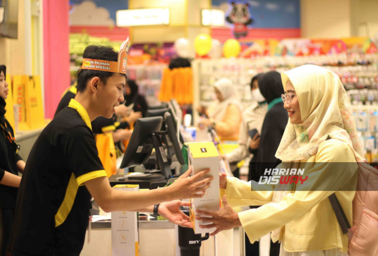 Gerai seluas hampir 1.100 meter persegi ini menghadirkan lebih dari 18.000 kategori produk, termasuk area DIY corner dengan konsep yang diperbarui untuk memberikan inspirasi kebutuhan rumah tangga dan proyek kreatif. Penataan toko juga dibuat lebih premium dan interaktif guna meningkatkan kenyamanan pengunjung.