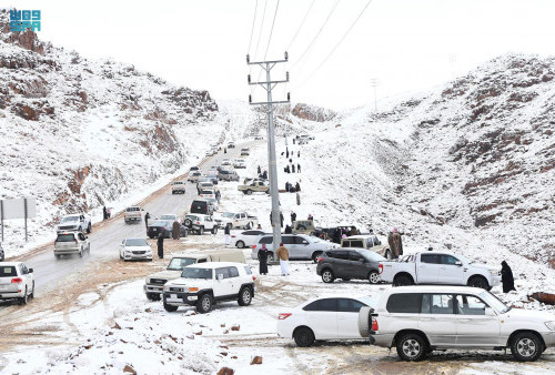 Tanah Arab Saudi Diselimuti Salju, Langsung Diserbu Wisatawan