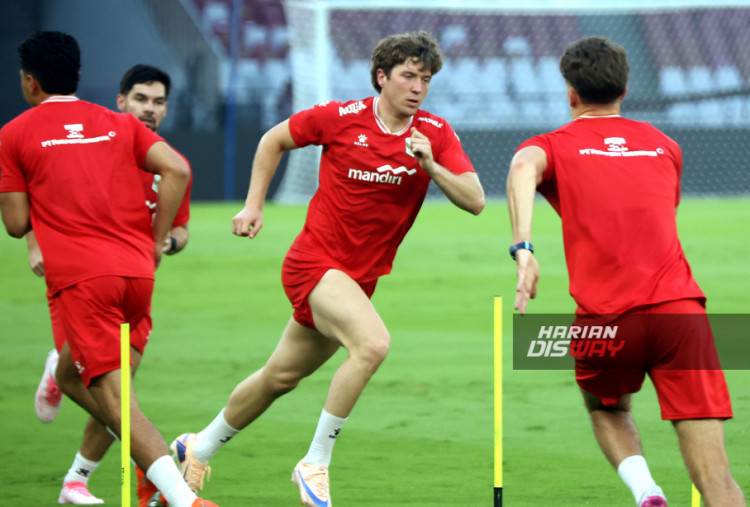 pesepakbola Timnas Indonesia Ole Romeny mengikuti sesi latihan di Stadion Utama Gelora Bung Karno (SUGBK) , Jakarta, Kamis (4/6/2026). Latihan tersebut ajang persiapan melawan timnas Oman pada FIFA matchday. HARITSAH ALMUDATSIR/HARIAN DISWAY

