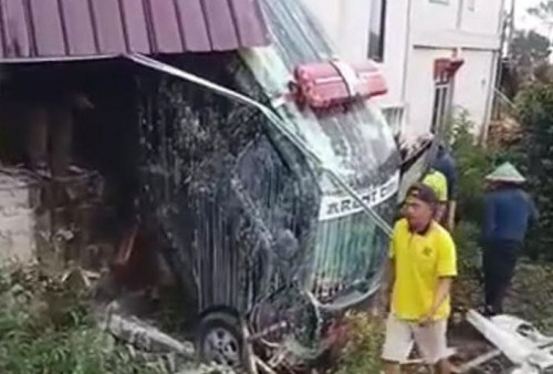 Mobil Ambulans Bawa Jenazah Kecelakaan, Tabrak Rumah Warga di Jambi