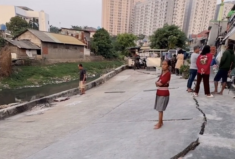 Pramono Desak SDA Tangani Jalan Rawan Amblas di Pinggiran Kali Pulogadung 