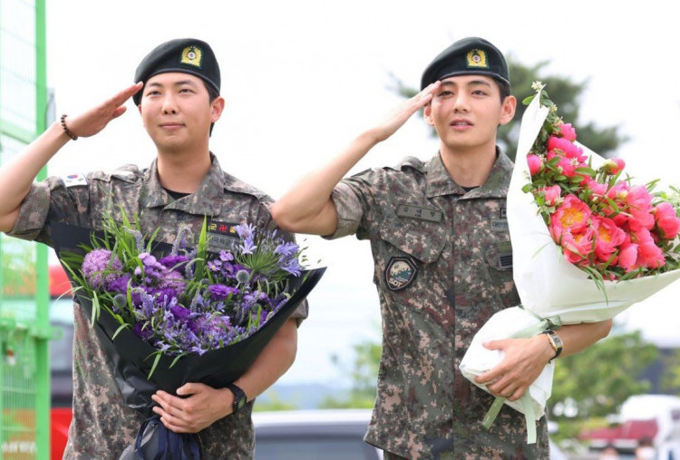 Welcome Back! RM dan V BTS Resmi Bebas Wamil, Saksofon hingga Celetukan Kocak Warnai Momen Haru