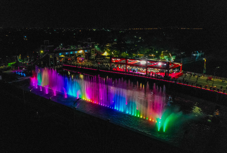 Malam Tahun Baru ke Kenjeran Saja, Ada Pertunjukan Air Mancur Dengan Lampu Laser 