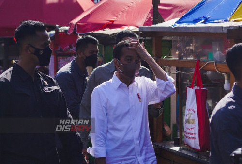 Presiden Joko Widodo mengunjungi sejumlah stand saat kunjungan kerjanya di Pasar Pucang Anom, Surabaya, Jawa Timur, Minggu 21 Agustus 2022. Dalam kunjungan kerjanya tersebut, Jokowi dan Iriana menyapa para pedagang di Pasar Pucang Anom dan menyerahkan bantuan kepada para penerima manfaat.