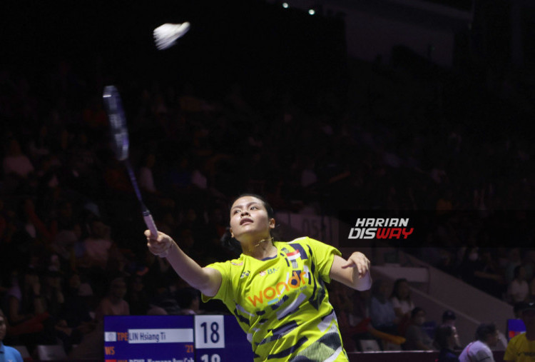 Pebulutangkis tunggal putri Indonesia Komang Ayu Cahya Dewi saat tampil pada babak 32 besar Indonesia Open 2025 di Istora Senayan, Jakarta, Rabu (4/6/2025). Komang Ayu Cahya Dewi gagal melaju ke babak 16 besar usai kalah dengan pebulutangkis tunggal putri Cina Taipei Lin Hsiang Ti 21-9, 21-10. HARITSAH ALMUDATSIR/HARIAN DISWAY