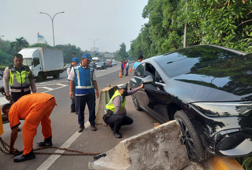 Mobil Listrik Mercedes-Benz Kecelakaan di Tol Jakarta, Pengemudi: Setir Narik ke Kiri