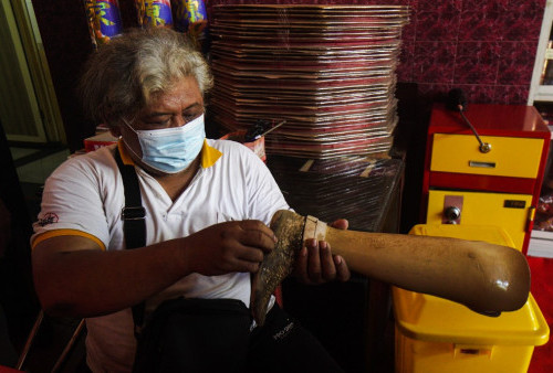 Pembuat kaki palsu asal Prigen Pandaan, Sucipto memberikan penjelasan kepada para penyandang tuna daksa mengenai kaki palsu buatannya, saat pemasangan kaki palsu di Sam Poo Tay Djien Klenteng Mbah Ratu, Demak, Surabaya, Jawa Timur, Minggu 24 April 2022.