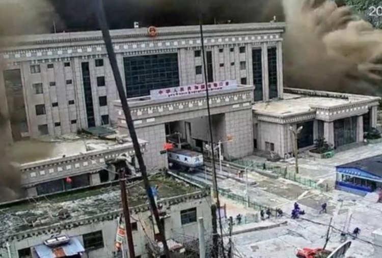 Ngeri! Detik-Detik Banjir Bandang di Nepal Hancurkan Gedung Perbatasan China, Ratusan Orang Bertaruh Nyawa