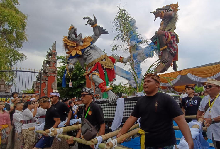 Pawai Ogoh-Ogoh Meriah di Pura Segara, Sambut Nyepi di Surabaya