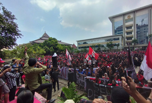 Butet Kartaredjasa hingga Eros Djarot Hadir di Untag Surabaya: Gerakan Mahasiswa Selamatkan Demokrasi