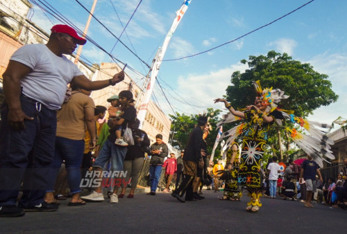 Warga mendokomentasikan model yang memperagakan busana kreasi etnik saat gelaran Banyuwangi Ethno Carnival (BEC) 2022 di Banyuwangi, Jawa Timur, Sabtu (10/12/2022).

Pagelaran Banyuwangi Ethno Carnival 2022 di tahun ini mengusung tema 