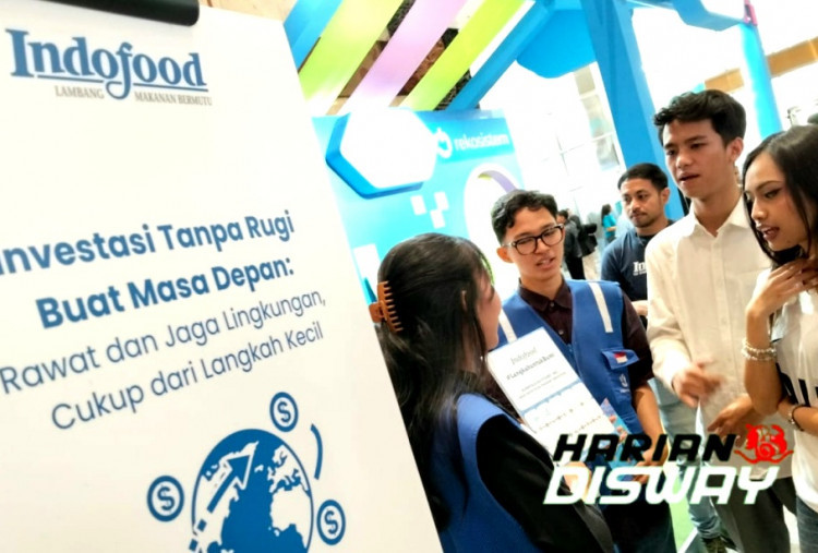 Tak hanya kreativitas, Rumah Indofood juga membawa pesan kepedulian lingkungan melalui program “Langkah untuk Bumi” bersama Rekosistem. Selama tiga hari IDEAFEST 2026, sebanyak 15 titik pengumpulan sampah disediakan di area acara. Sampah yang terkumpul kemudian dikelola melalui Rekosistem Waste Hub, mulai dari pemilahan hingga penyaluran kepada mitra daur ulang. Timbulan sampah yang dikelola diperkirakan mencapai 4–8 ton. (Foto: Raka Denny / Harian Disway)