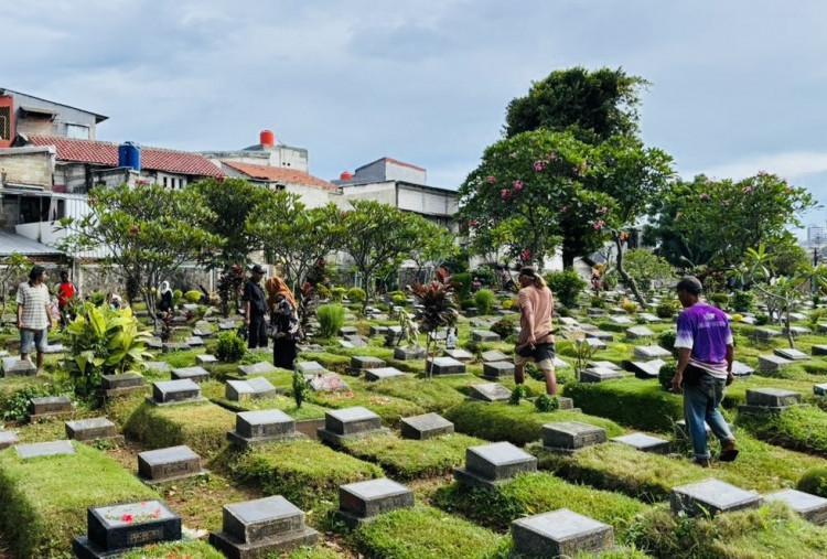 Pembersih Makam Musiman di TPU Kawi-Kawi Resahkan Peziarah, Paksa Minta Upah