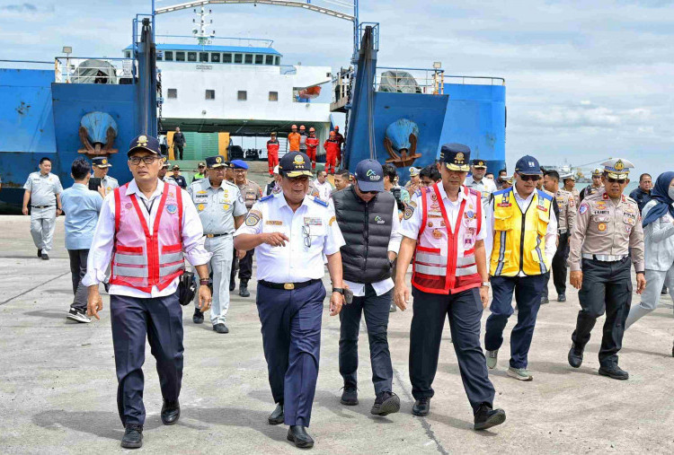 Jelang Nataru, Wamenhub Tinjau Pelabuhan Bakauheni dan Merak: Operasional Siap