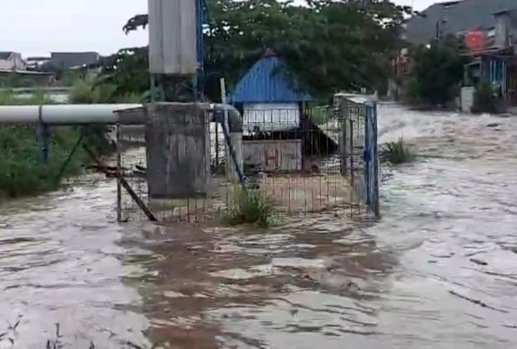 Tanggul Kali Leduk  Jebol Akibat Hujan Deras Guyur Tangerang