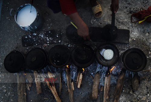 Tangan Aminah yang mulai kusut terlihat lihai meracik adonan serapi dari tepung beras di jalan Kradenan Blora, Jawa Tengah, Rabu (4/5). Makanan ini terkenal di Jawa, juga di Indonesia. Secara umum, serabi dibagi atas rasa, ada yang nis dengan memanfaatkan gula merah atau kinca dan kedua adalah serabi asin yang memanfaatkan oncom yang ditaruh dan ditaburkan di atasnya. Secara umum, serabi disebut makanan ringan yang hampir mirip seperti pancake. Foto: Julian Romadhon