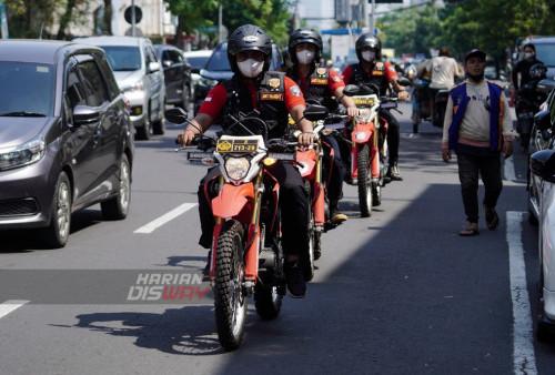 Personel Tim Anti Bandit Unit Resmob Satreskrim Polrestabes Surabaya dengan menggunakan kendaraan taktis melakukan patroli di sentra penjualan perhiasan Jalan Blauran, Surabaya, Jawa Timur, Minggu (16/4/2023). Pengamanan yang dilakukan personel Tim Anti Bandit Unit Resmob Satreskrim Polrestabes Surabaya tersebut guna mengantisipasi terjadinya tindak kejahatan jelang Lebaran. (foto: Julian Romadhon)
