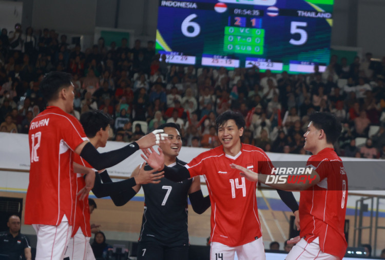Sejumlah pevoli putra Timnas Indonesia berselebrasi usai menjuarai leg 2 SEA Volley League 2025 di Jakarta International Velodrome, Rawamangun, Jakarta, Minggu (20/7/2025).Timnas voli putra Indonesia menang atas Thailand dengan skor 3-2 (27-29, 25-15, 25-23, 22-25, 15-13) sekaligus mengunci gelar juara setelah menyapu bersih seluruh kemenangan dan memimpin klasemen. HARITSAH ALMUDATSIR/HARIAN DISWAY