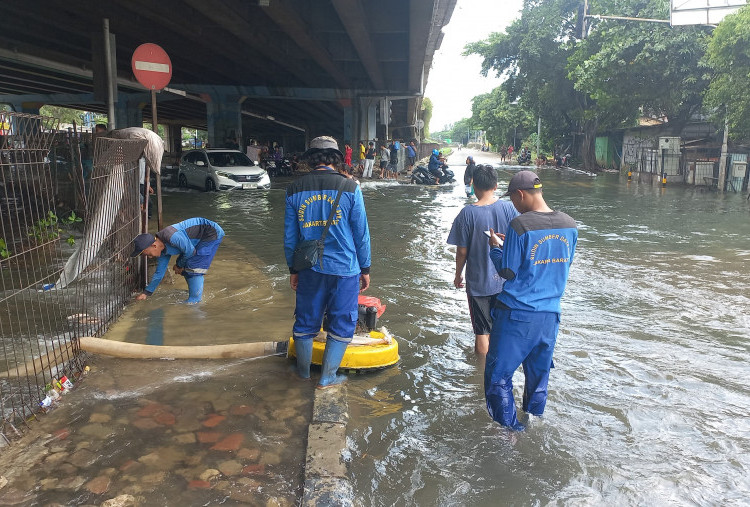 Sudah Tiga Hari, Banjir Masih Mengepung Perempatan Puri