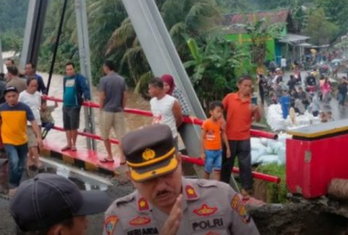 Jalan Lintas Sumatera Bengkulu - Lampung Lumpuh, Jembatan Pekon Laay Ambruk
