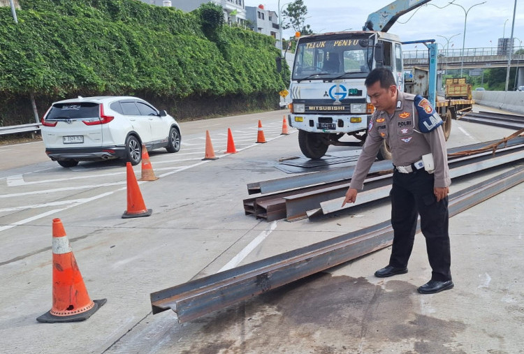 Mobil Ringsek Tertimpa Besi, Terdengar Teriakan Orang Minta Tolong Saat Kecelakaan di Tol Desari KM 4+400