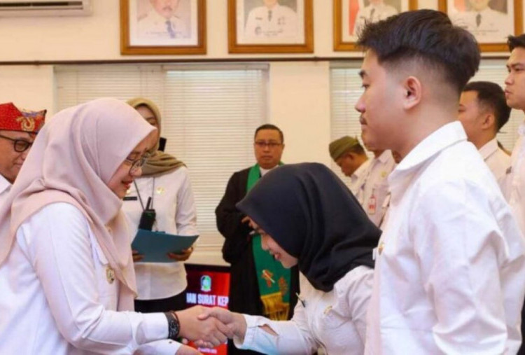 Perkuat Layanan Kesehatan, Bupati Ipuk Serahkan SK PNS 3 Dokter Spesialis dan 16 Nakes