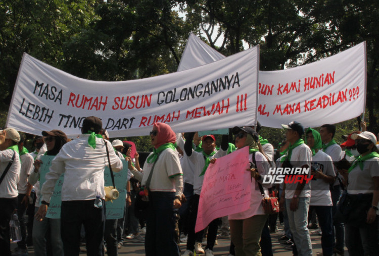 Dimotori oleh Dewan Pengurus Pusat Persatuan Perhimpunan Penghuni Rumah Susun Indonesia (DPP P3RSI), aksi di halaman Balai Kota itu diikuti sekitar 40 Perhimpunan Pemilik dan Penghuni Satuan Rumah Susun (PPPSRS ) yang mewakili lebih dari 200 ribu pemilik, penghuni, dan penyewa rusun.