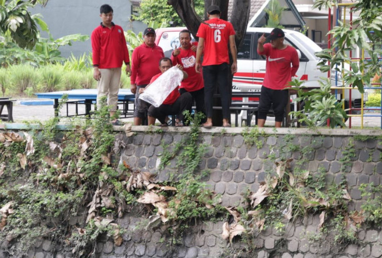 Peringati HUT ke-79 Megawati Soekarnoputri, Indah Kurnia Laksanakan Kerja Bakti