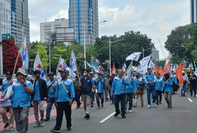 Demo Buruh Tolak UMP di Patung Kuda, Pengendara Diminta Cari Jalan Alternatif 