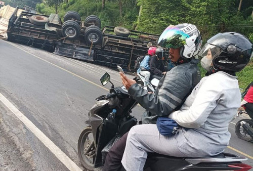 Rem Blong, Tronton Terguling di Tanjakan Gentong, Tasikmalaya, Muatannya Menimpa Mobil Innova 