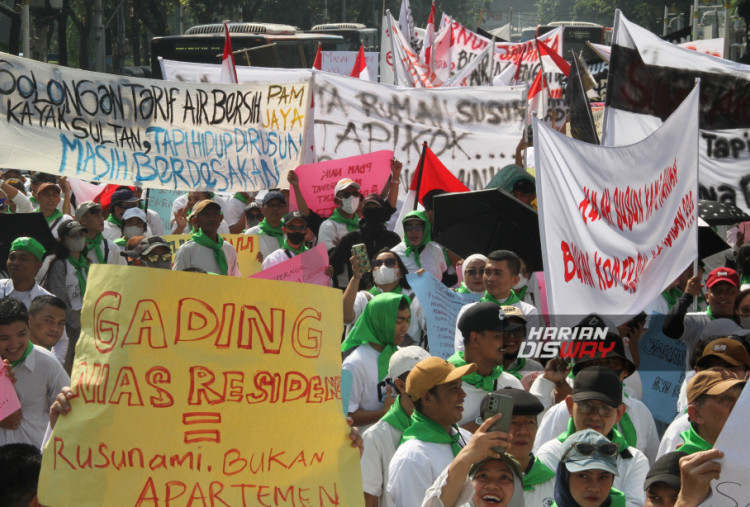 Penghuni Rusun menilai kebijakan ini tidak adil dan merugikan warga dan dan masyarakat berpenghasilan rendah (MBR) yang tinggal di rumah susun (rusun) di DKI Jakarta.