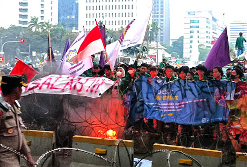 Hujan Tak Surutkan Semangat Aksi Demo Mahasiswa di Patung Kuda Monas