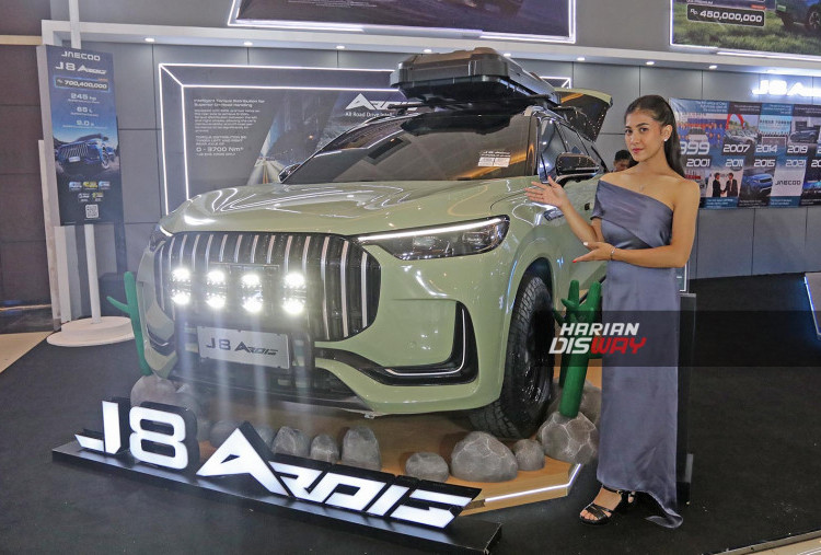 Pada GIIAS Surabaya kali ini, JAECOO membawa seluruh line-up produk terbarunya. Selain J7 SHS juga dipamerkan  J7 AWD, J7 Discover, J8 SHS ARDIS, J8 ARDIS, hingga J5 untuk  memberikan kesempatan bagi pengunjung untuk merasakan langsung teknologi, desain, dan performa dari SUV premium JAECOO.. Tampak model Dian Tita disamping mobil JAECOO J 8 ARDIS.
 Foto : 
Boy Slamet- Harian Disway 
