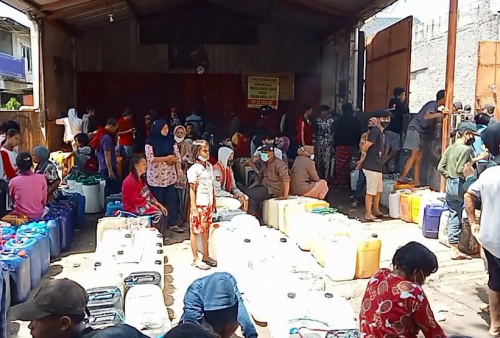 Antrean Panjang Pembeli Migor Curah Masih Terjadi di Kota Cirebon 